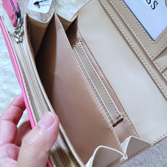 Guess❓️ "Finnian" Wristlet - NWT - Picture 15 of 16